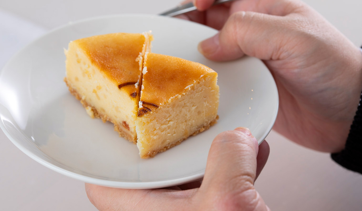 ぼる塾田辺さんおすすめ〈とも栄〉の「ベイクドようかん湖々菓楽 ふなチー」