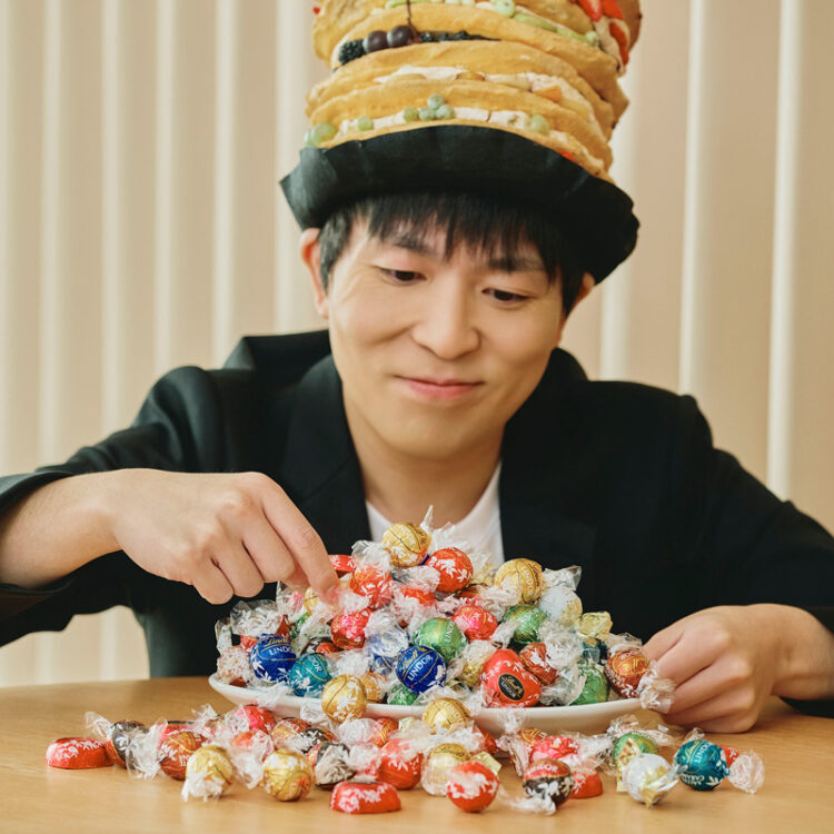 これぞスイーツ好きの夢！ 山盛りの「リンドール」。「リンドール」は100gあたり1,440円。