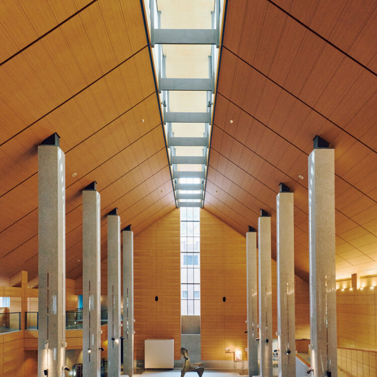 御影石を張った列柱が並ぶ〈福島県立美術館〉のホール。マリノ・マリーニの彫刻『騎手』が奥に。