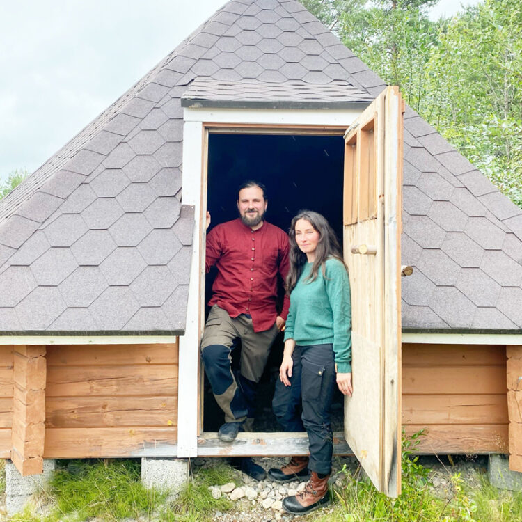 三角屋根が特徴の小屋は、フィンランド伝統の建物で「コタ」と呼ばれるもの。今日のランチ会場は…ここ!?