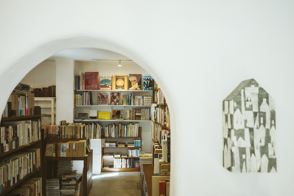 古書、新刊に加え、こけしも！知の森を歩き、喫茶で憩う。〈本と喫茶 コトウ〉　福島