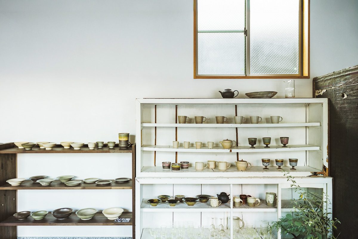 骨董も作家ものも今の暮らしに、旧花街に立つギャラリーショップ。〈ひつじぐさ〉