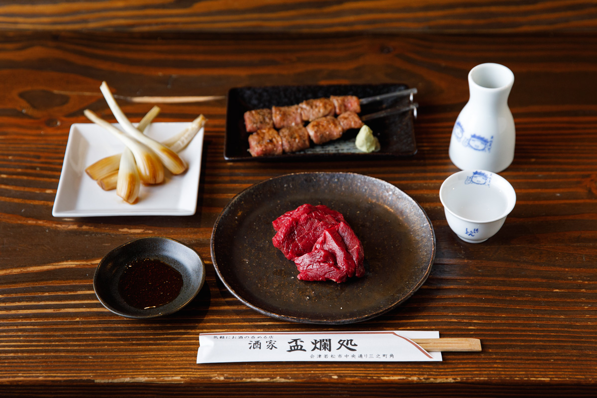 サービス精神旺盛な店主が地元の銘酒と名物料理を提供。〈酒家 盃爛処〉