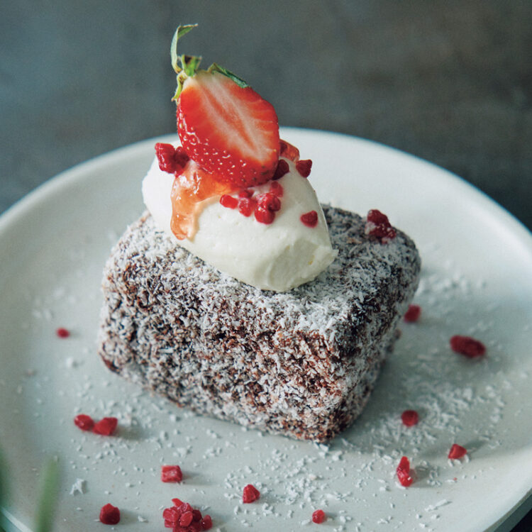 冬の新作は、クラッシュラズベリーとイチゴをトッピングした、ストロベリーラミントン750円。イートインのみの提供。