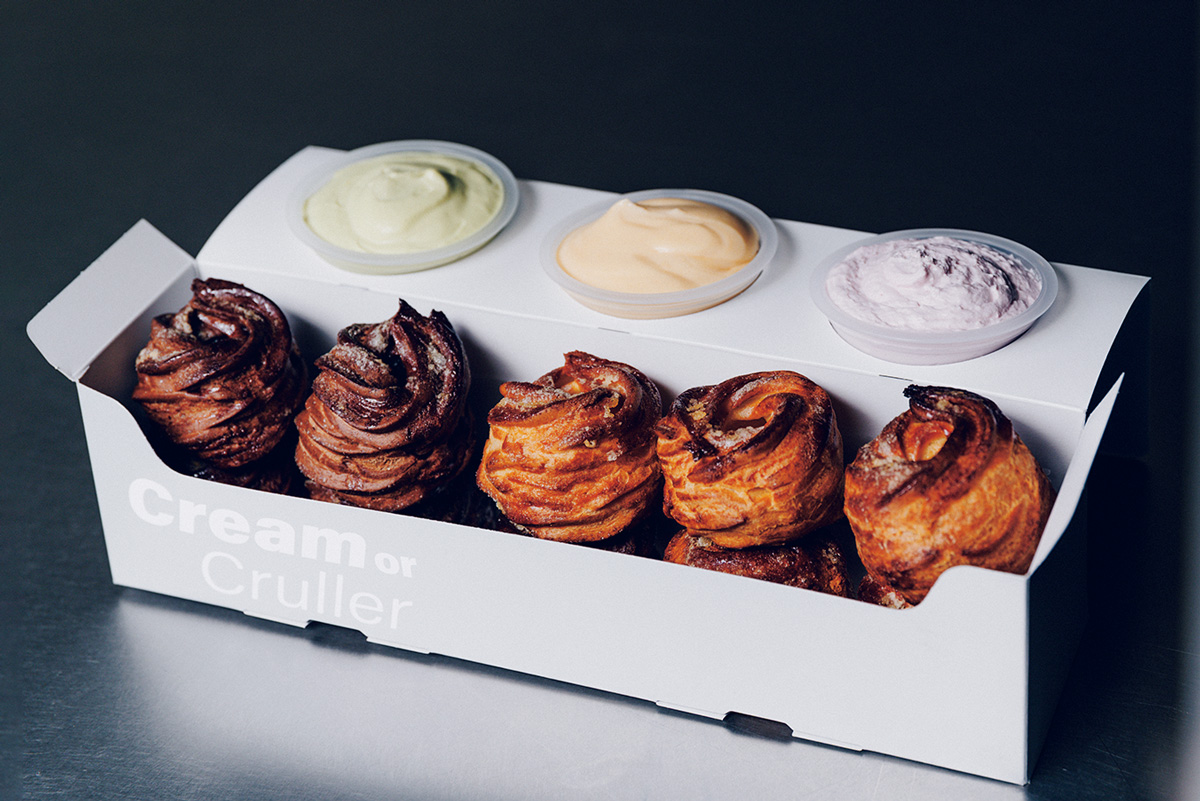 フレンチクルーラーの専門店から、ドーナツブームの火付役・I’m donut？の平子シェフが手がける変わり種フレンチクルーラーのお店へ。