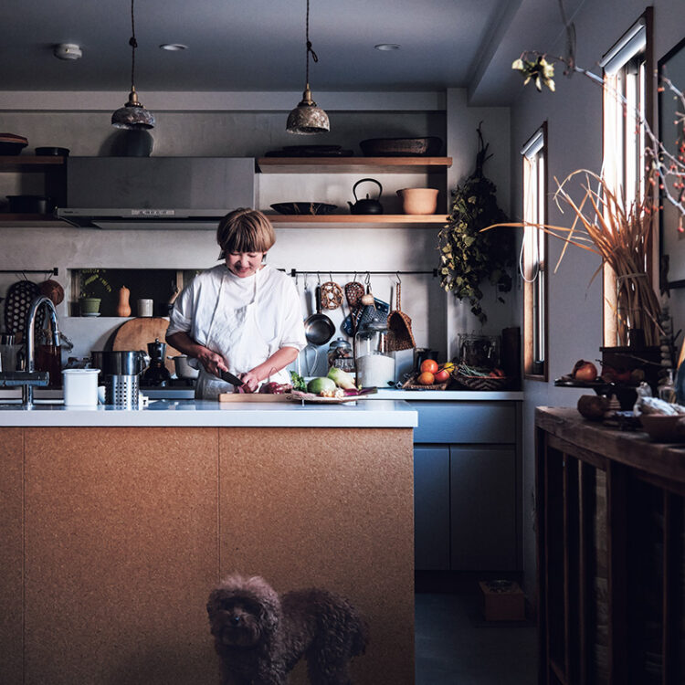 サイド光が射し込むキッチンで、愛犬のアズキと。床は掃除しやすく冷えにくいモールテックスに。リノベーションは台東区浅草の〈ゆくい堂〉に依頼した。 サイド光が射し込むキッチンで、愛犬のアズキと。床は掃除しやすく冷えにくいモールテックスに。リノベーションは台東区浅草の〈ゆくい堂〉に依頼した。