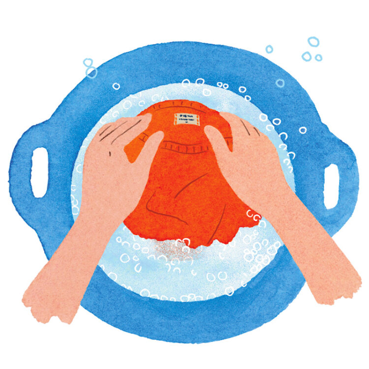 中性洗剤を常温水に溶かし、ニットを入れて3分押し洗い。