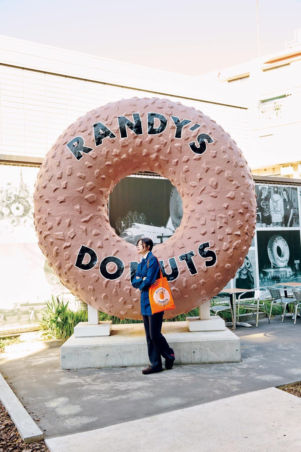 デニムワンピース55,000円(アー・ペー・セー|アー・ペー・セー カスタマーサービス 0120-500-990)/中に着たストライプ柄シャツ27,500円(ホワイトサンド|ティースクエア プレスルーム 03-5770-7068)/スウェットパンツ11,990円(ヒープ https://heap-underwear.com/)/ファーシューズ29,700円(クオディ|メイデン・カンパニー 03-5410-9777)/トートバッグ3,740円(ランディーズドーナツ https://randysdonuts.jp/) デニムワンピース55,000円(アー・ペー・セー|アー・ペー・セー カスタマーサービス 0120-500-990)/中に着たストライプ柄シャツ27,500円(ホワイトサンド|ティースクエア プレスルーム 03-5770-7068)/スウェットパンツ11,990円(ヒープ https://heap-underwear.com/)/ファーシューズ29,700円(クオディ|メイデン・カンパニー 03-5410-9777)/トートバッグ3,740円(ランディーズドーナツ https://randysdonuts.jp/)