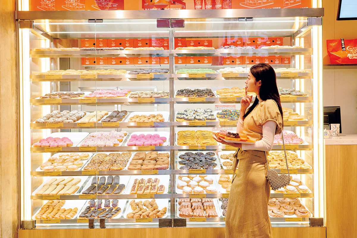 夢のようなショーケース前で。チェック柄トップス24,640円、スカート34,760円(共にテラ)、ハート型バッグ11,000円(イシュー|全てティースクエア プレスルーム 03-5770-7068)/トップスの下に着たカシミアタートルネック15,400円(スープレルース|メイデン・カンパニー 03-5410-9777) 夢のようなショーケース前で。チェック柄トップス24,640円、スカート34,760円(共にテラ)、ハート型バッグ11,000円(イシュー|全てティースクエア プレスルーム 03-5770-7068)/トップスの下に着たカシミアタートルネック15,400円(スープレルース|メイデン・カンパニー 03-5410-9777)