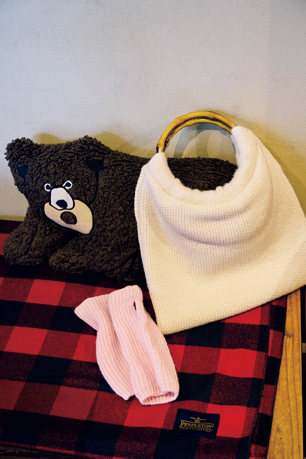 ニットバッグ14,300円、カシミアミトン9,020円(全てハイランド2000|メイデン・カンパニー 03-5410-9777) ニットバッグ14,300円、カシミアミトン9,020円(全てハイランド2000|メイデン・カンパニー 03-5410-9777)