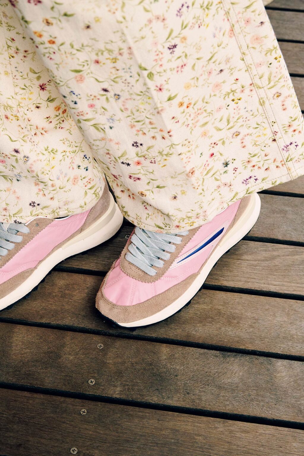 イタリア・フィレンツェ生まれのシューズブランド。淡いピンクとベージュの優しい配色デザイン。スニーカー33,000円(デイト|ティースクエア プレスルーム 03-5770-7068)。 イタリア・フィレンツェ生まれのシューズブランド。淡いピンクとベージュの優しい配色デザイン。スニーカー33,000円(デイト|ティースクエア プレスルーム 03-5770-7068)。