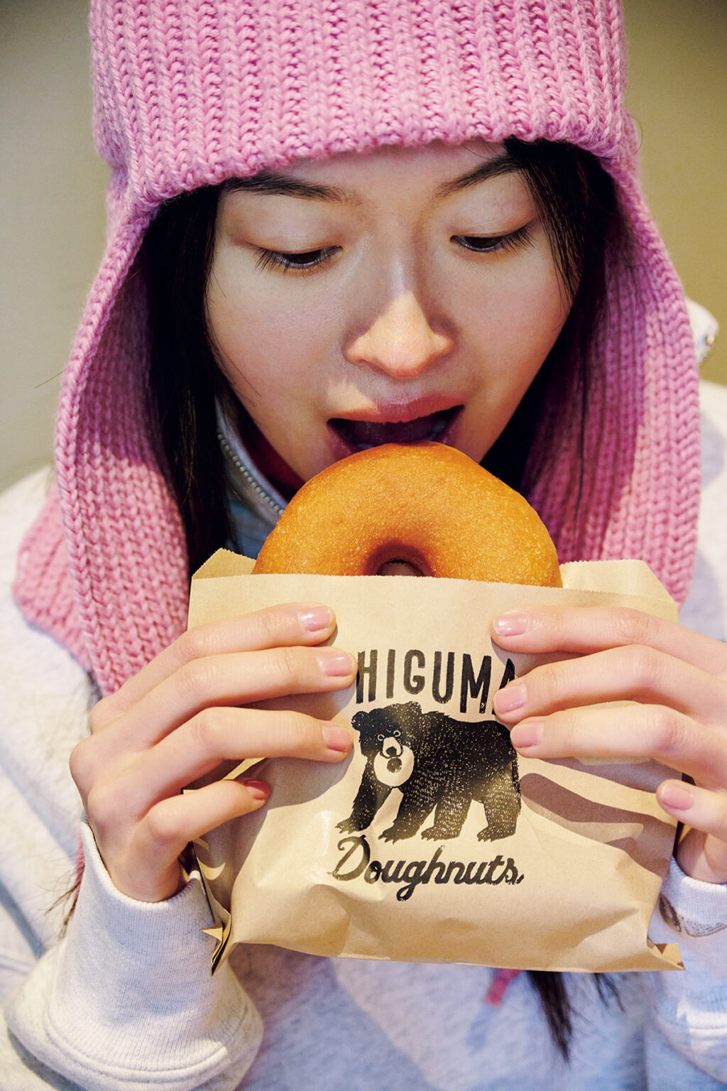 お店のシンボル、ヒグマのクッションを相棒に至福のドーナツタイム。寒い季節の街歩きは、お気に入りの防寒グッズがマスト。
モデル着用のピンクフライトキャップ7,150円。 お店のシンボル、ヒグマのクッションを相棒に至福のドーナツタイム。寒い季節の街歩きは、お気に入りの防寒グッズがマスト。
モデル着用のピンクフライトキャップ7,150円。