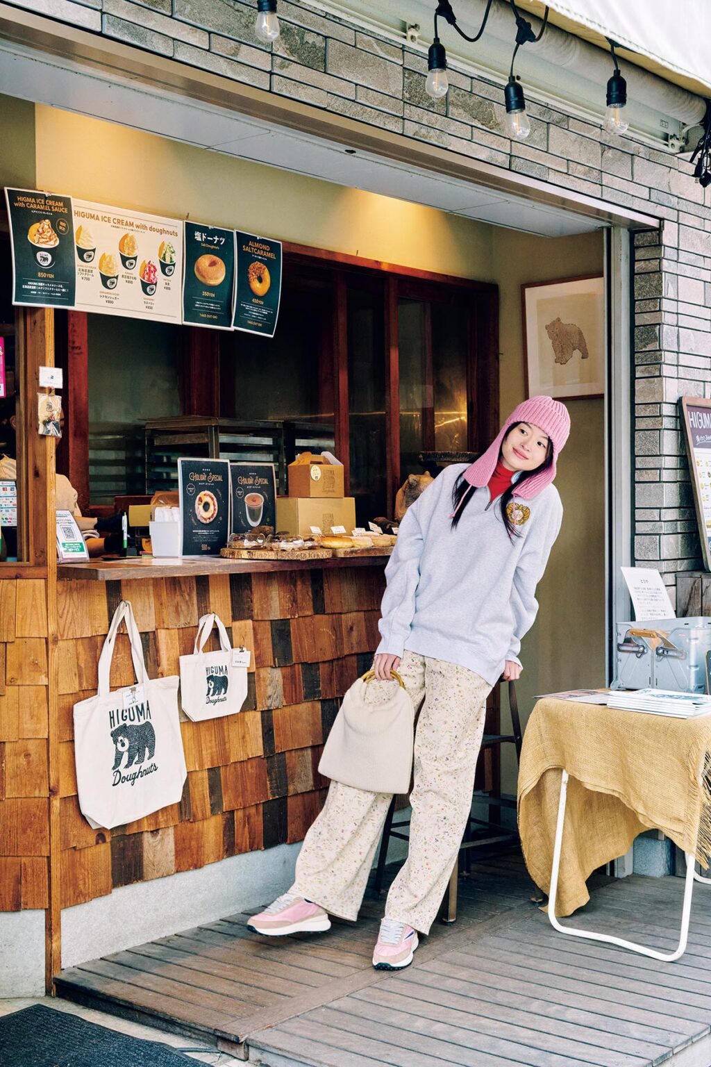 ハーフジップアップ18,700円(ブルースセントリック)、カシミアタートルネック15,400円(スープレルース|共にメイデン・カンパニー 03-5410-9777)/花柄パンツ38,720円(テラ|ティースクエア プレスルーム 03-5770-7068)/ピンクフライトキャップ、ニットバッグ、スニーカーは前画像と同じ ハーフジップアップ18,700円(ブルースセントリック)、カシミアタートルネック15,400円(スープレルース|共にメイデン・カンパニー 03-5410-9777)/花柄パンツ38,720円(テラ|ティースクエア プレスルーム 03-5770-7068)/ピンクフライトキャップ、ニットバッグ、スニーカーは前画像と同じ