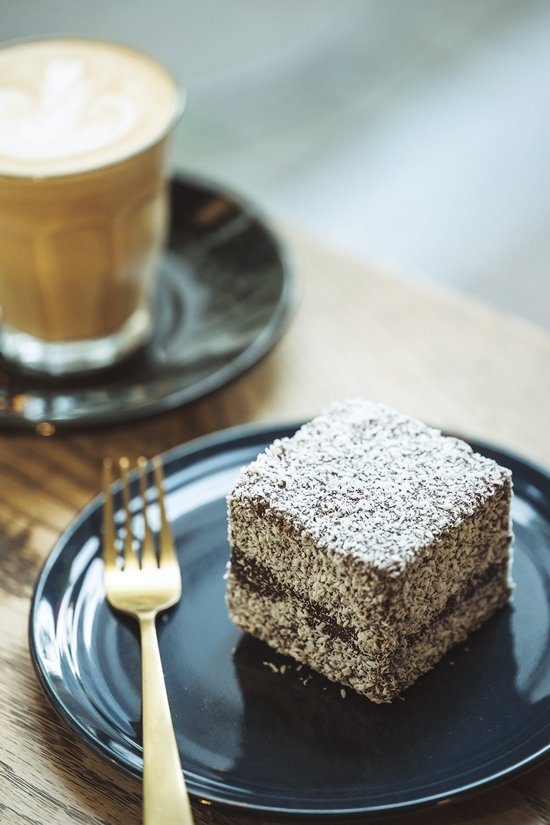 しっとりスポンジがポイント、コーヒースタンドの定番。〈Servo Coffee Ichigaya〉