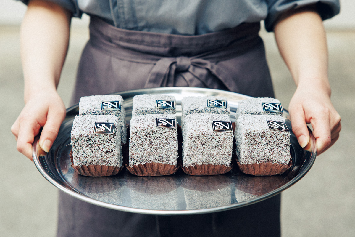 ふわっふわのスポンジが決め手の贅沢ラミントン。〈Seiichiro, NISHIZONO〉　大阪　京町堀