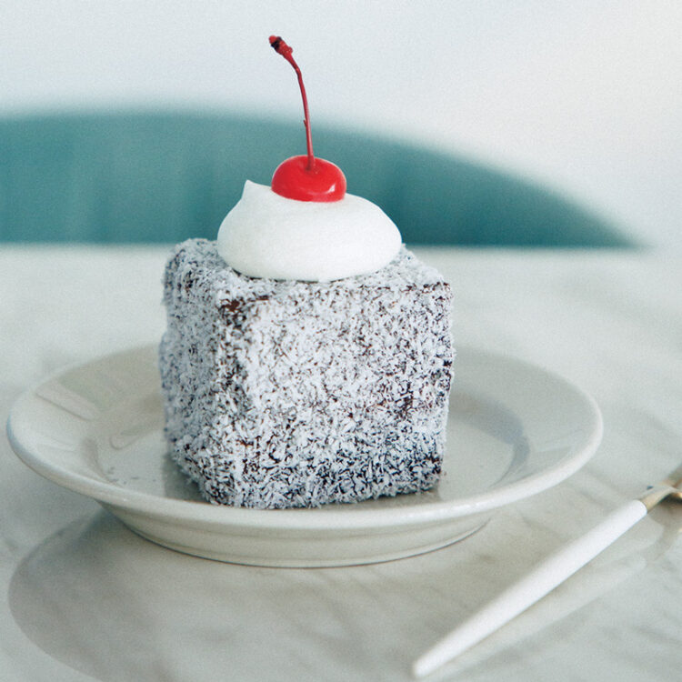 ラミントンケーキ780円は、ホールサイズも用意。甘さ控えめに作られているため、後味はふわっと軽やか。