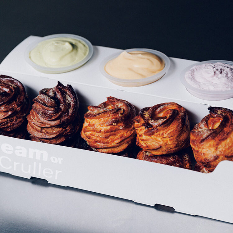 「シュークルーラー」は1つ15g程度で、オリジナル1g 8.6円、カカオ1g 10.8円にて販売。クリームは左から、ピスタチオ378円、カスタード216円、フランボワーズ324円。期間限定品も。 「シュークルーラー」は1つ15g程度で、オリジナル1g 8.6円、カカオ1g 10.8円にて販売。クリームは左から、ピスタチオ378円、カスタード216円、フランボワーズ324円。期間限定品も。