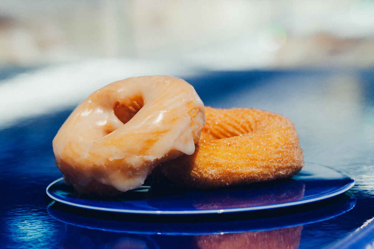 あえてチョコレートは不使用のチョコレート専門店のドーナツ。【鎌倉】〈MAISON CACAO 鎌倉本店〉　フレンチクルーラー