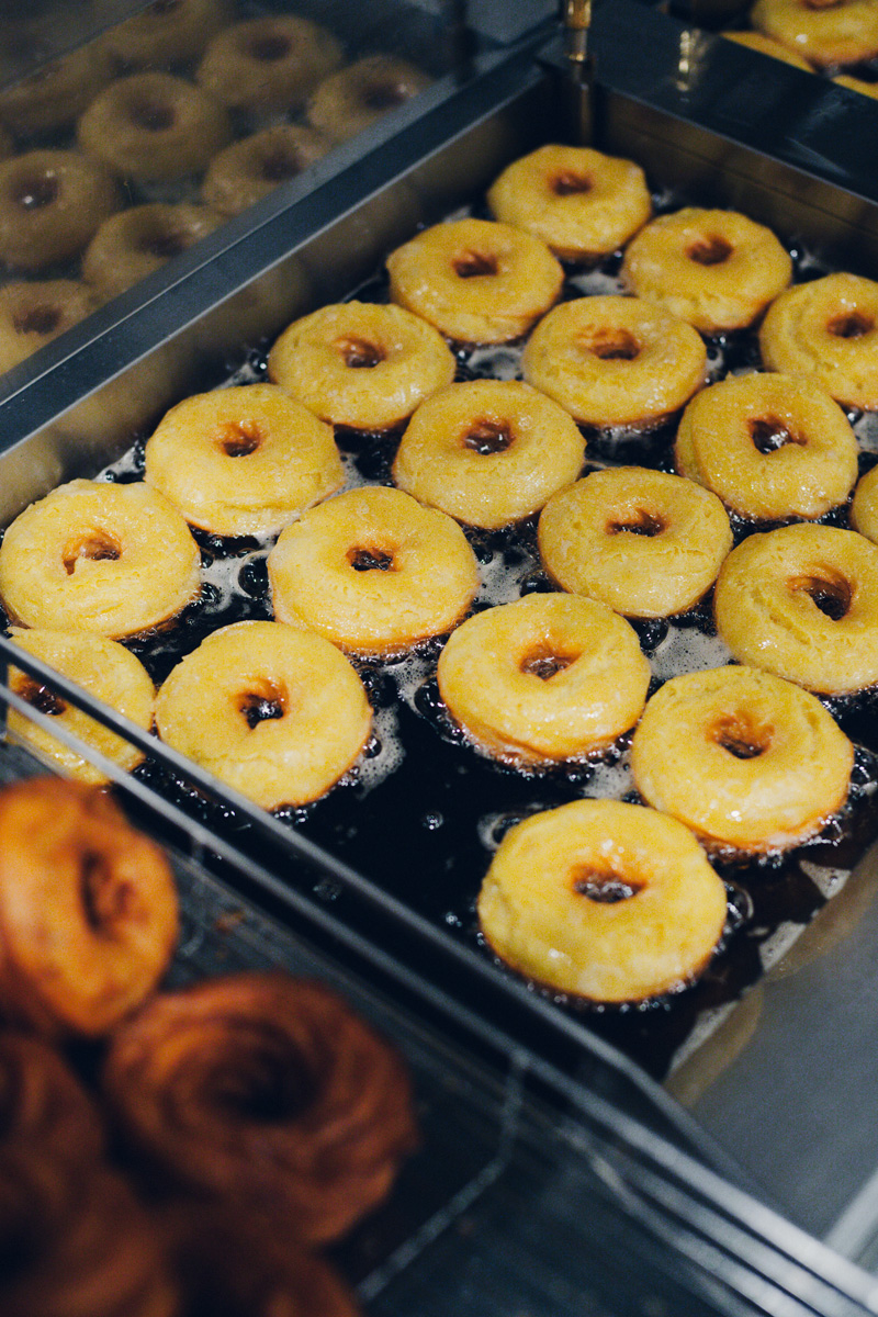 日本の食材を際立たせるクリアなドーナツ。【代々木公園】〈FRECKLE donuts〉 フレンチクルーラー