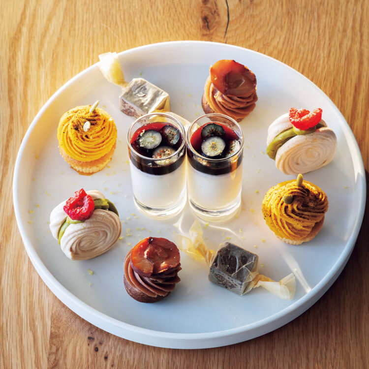 スタンドの最上段は英国伝統のペイストリー&生菓子の段。たとえばカップケーキの上部の生地を切り、蝶の羽のように飾り付けるバタフライケーキなら、かぼちゃの種を使って羽に見立てたり、生クリームをレモン果汁で固めた素朴なプディング、レモンポセットにブルーベリーソースをプラスするなど、岩城悠太シェフが旬の素材を使いモダンにアレンジ。これ以外に季節のアイスクリームが別添えで付くのもうれしい! スタンドの最上段は英国伝統のペイストリー&生菓子の段。たとえばカップケーキの上部の生地を切り、蝶の羽のように飾り付けるバタフライケーキなら、かぼちゃの種を使って羽に見立てたり、生クリームをレモン果汁で固めた素朴なプディング、レモンポセットにブルーベリーソースをプラスするなど、岩城悠太シェフが旬の素材を使いモダンにアレンジ。これ以外に季節のアイスクリームが別添えで付くのもうれしい!