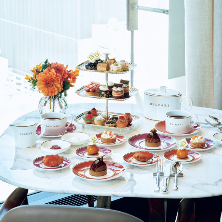 イタリアンドルチを中心としたアフタヌーンティーは、14時～と16時～の2部制で1名12,500円～。それぞれ1時間45分、開放的な空間でゆったりと過ごせる。