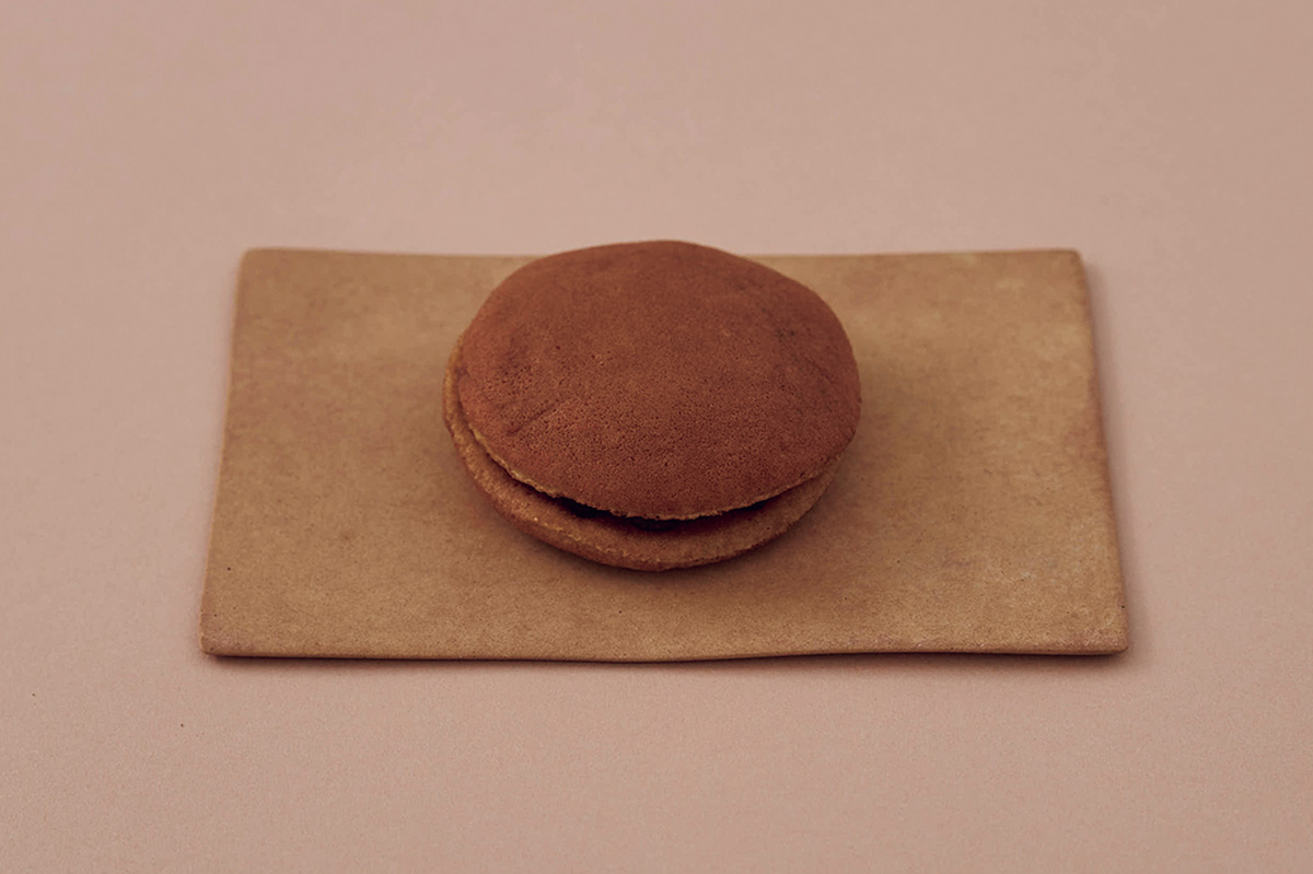 小ぶりなサイズ感で、贈り物にもぴったり。〈菓心 おおすが〉の「餅粉のどらやき」