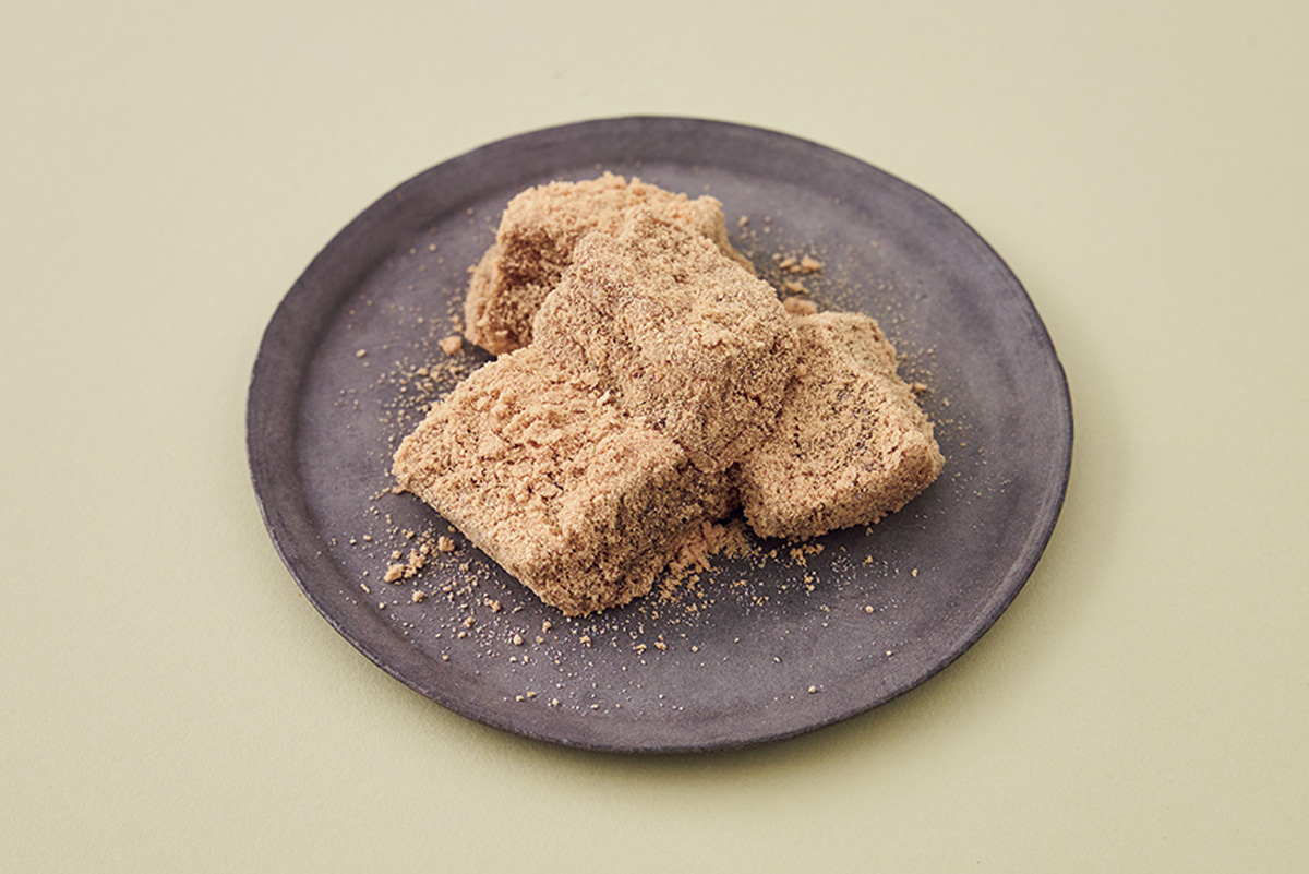 王道のわらび餅の中に、異国の味わいを忍ばす。〈赤坂おぎ乃和甘〉の「黒糖わらび餅」