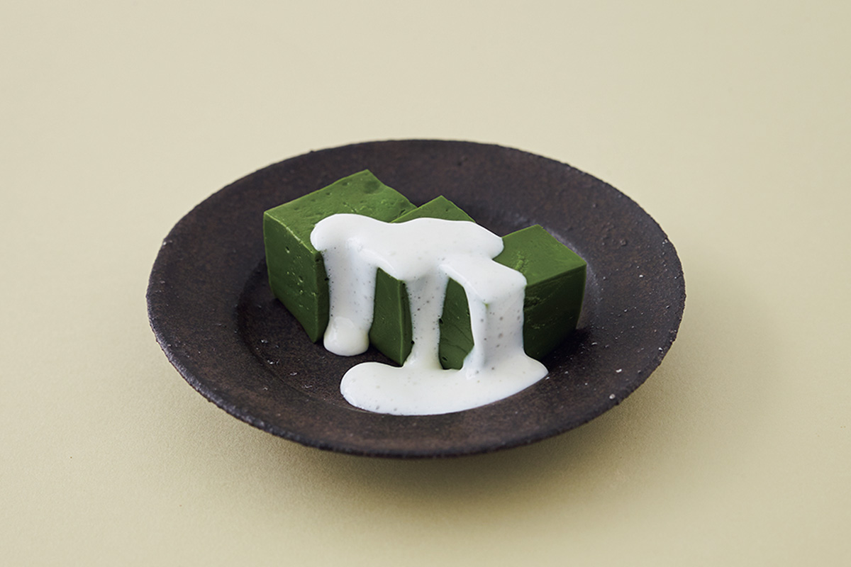 乳の旨みも練り込んだリッチなテクスチャー。〈いったつみとらどう〉の「抹茶のわらび餅」