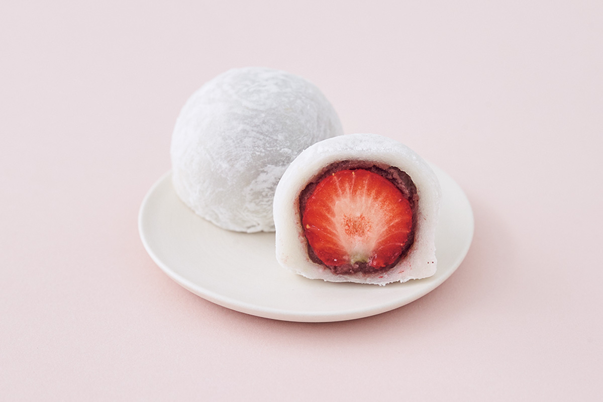 2Lのあまおうと餡のうまさがジュワリと沁みる。〈髙松屋〉の「いちご大福」
