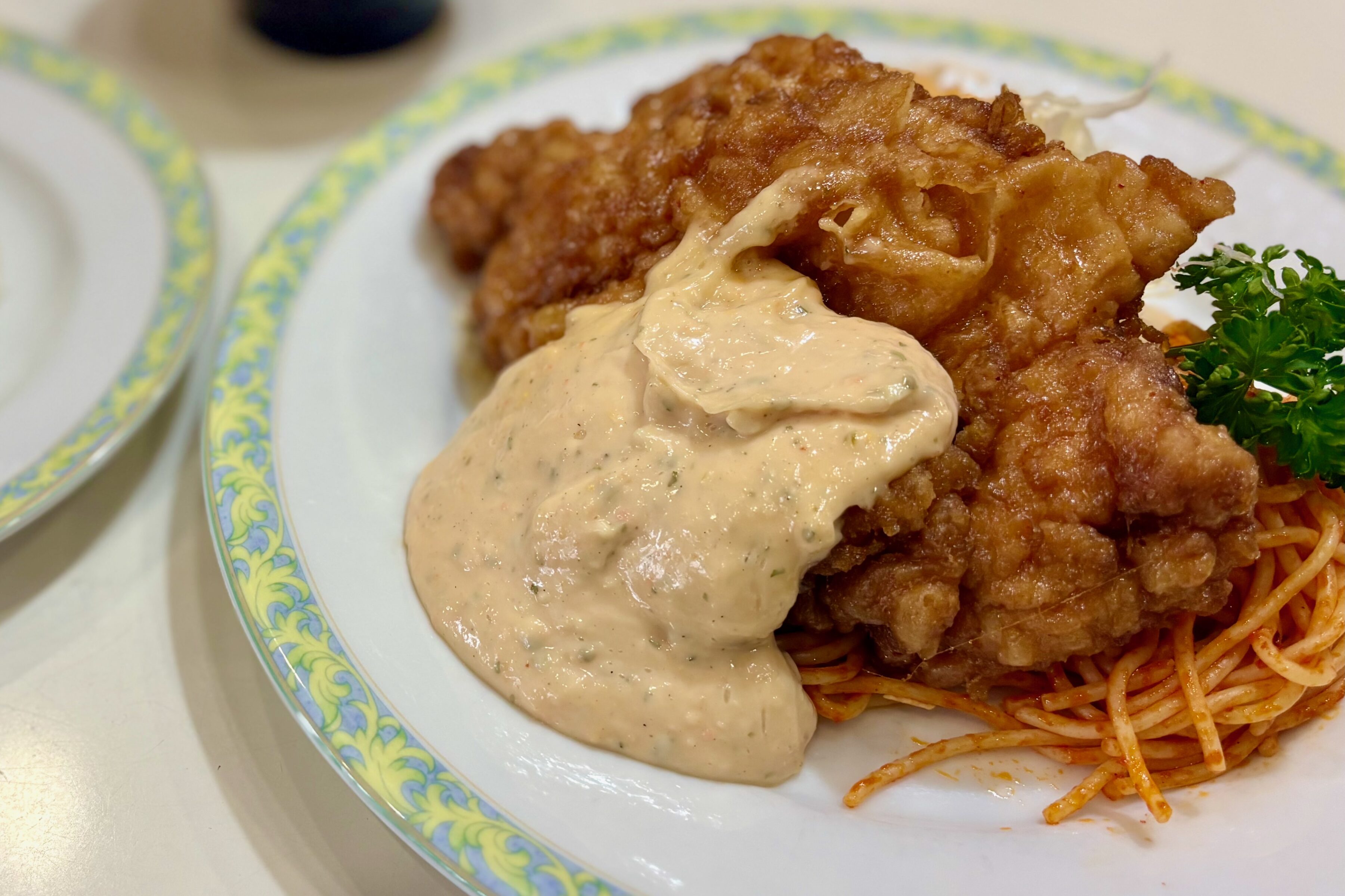 宮崎県ソウルフード・チキン南蛮の元祖。〈おぐら 瀬頭店〉