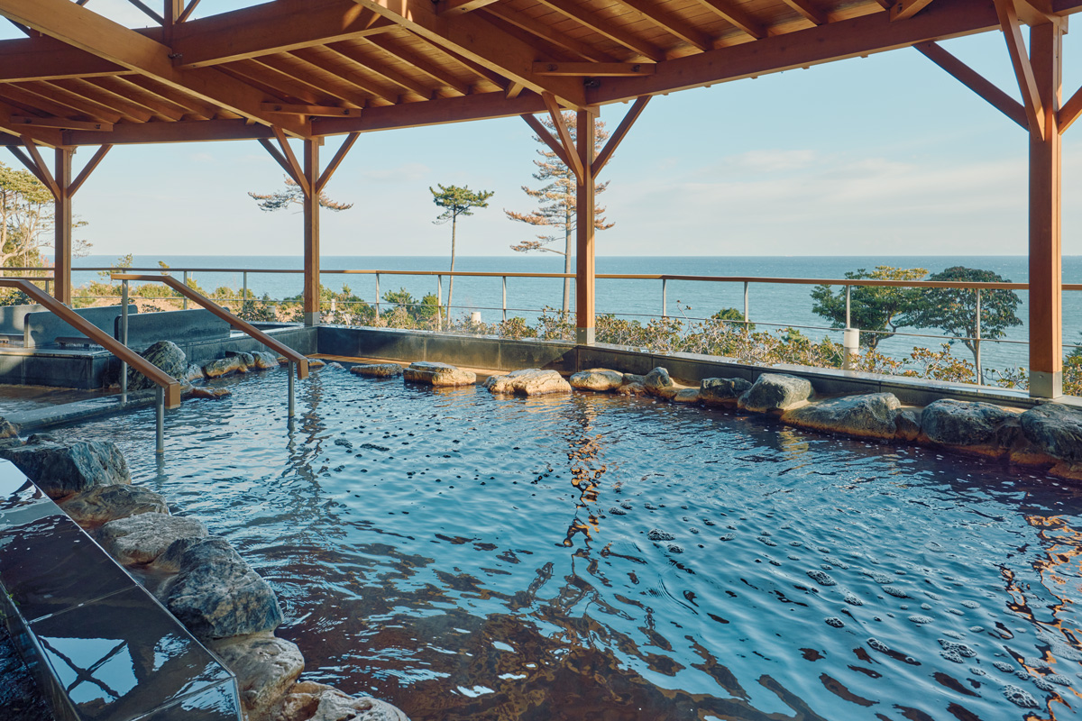 海沿いの露天風呂ならではの絶景を楽しみに。〈天神岬温泉 しおかぜ荘〉 福島の温泉 露天風呂