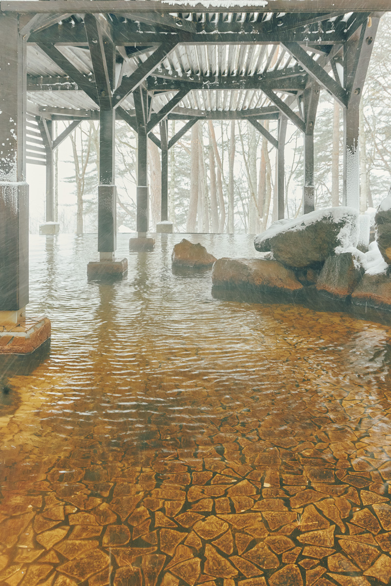 大自然と一体になったひとときを楽しむ湯。〈猫魔温泉 裏磐梯レイクリゾート五色の森〉 福島の温泉 露天風呂