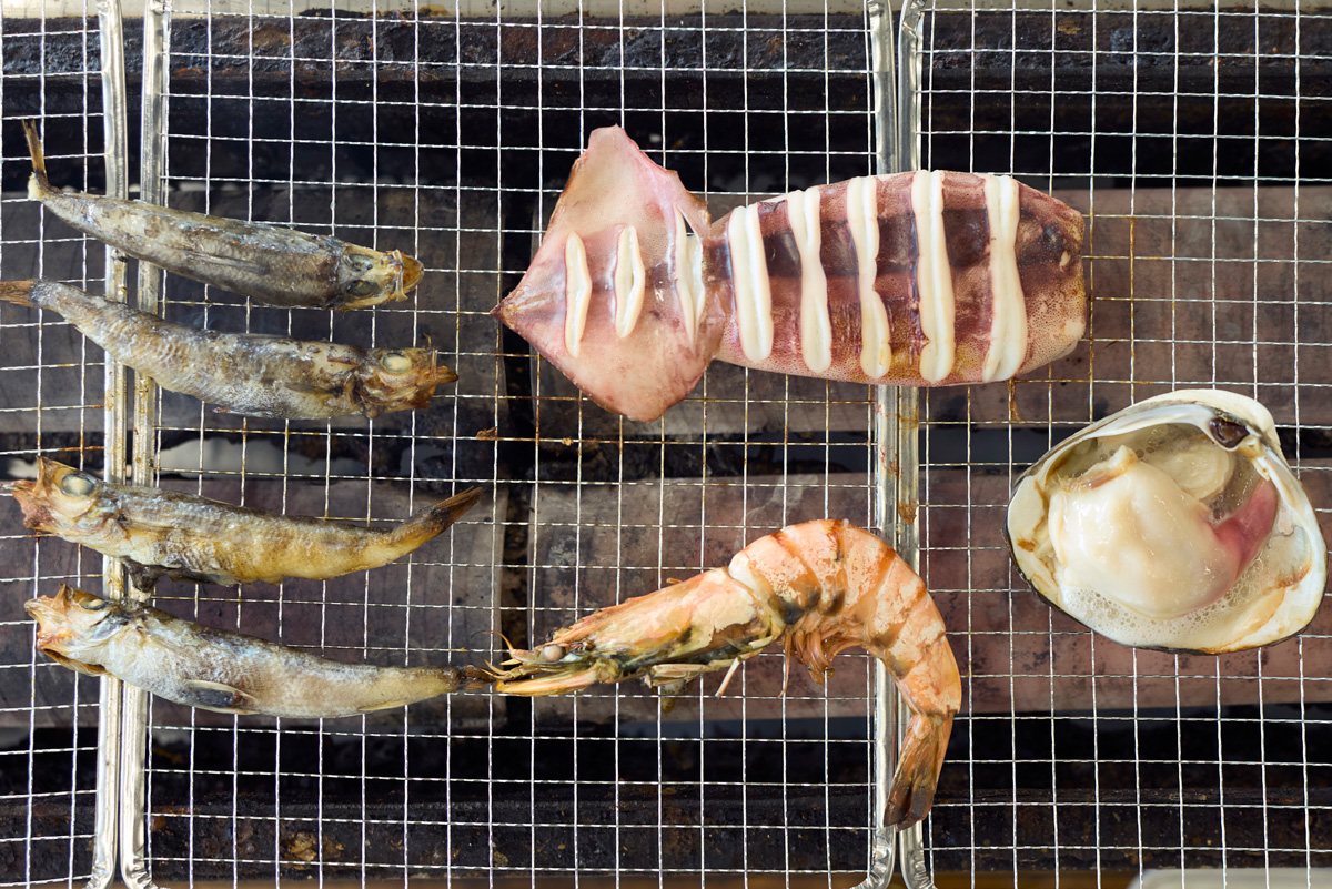 〈道の駅いわき・ら・ら・ミュウ〉 〈番屋〉では、「生イカ」500円、「目光干」500円(4尾)、「ほっき貝」500円、「えび」300円などから、好きなものをバイキング形式で選べるのが気軽でいい。