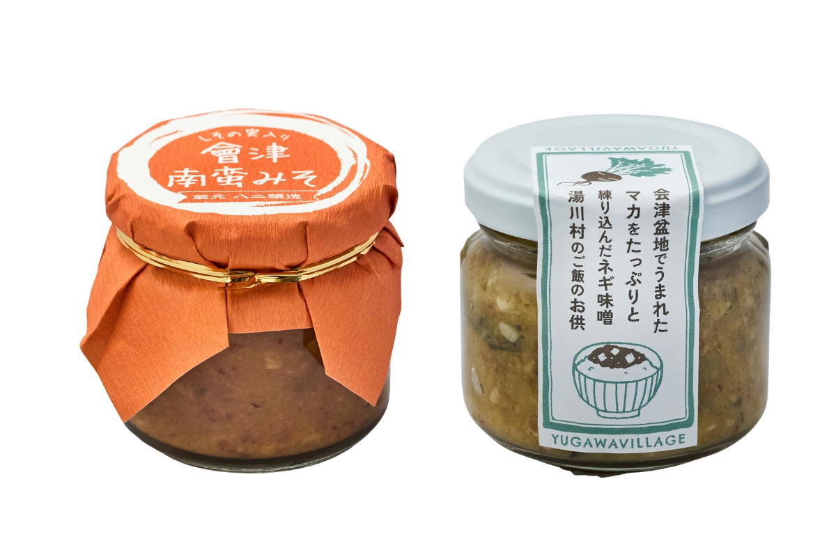 左・〈八二醸造〉の「會津 南蛮みそ」626円。右・駅オリジナル「会津盆地でうまれたマカをたっぷりと練り込んだネギ味噌湯川村のご飯のお供」550円。 〈道の駅あいづ 湯川・会津坂下〉