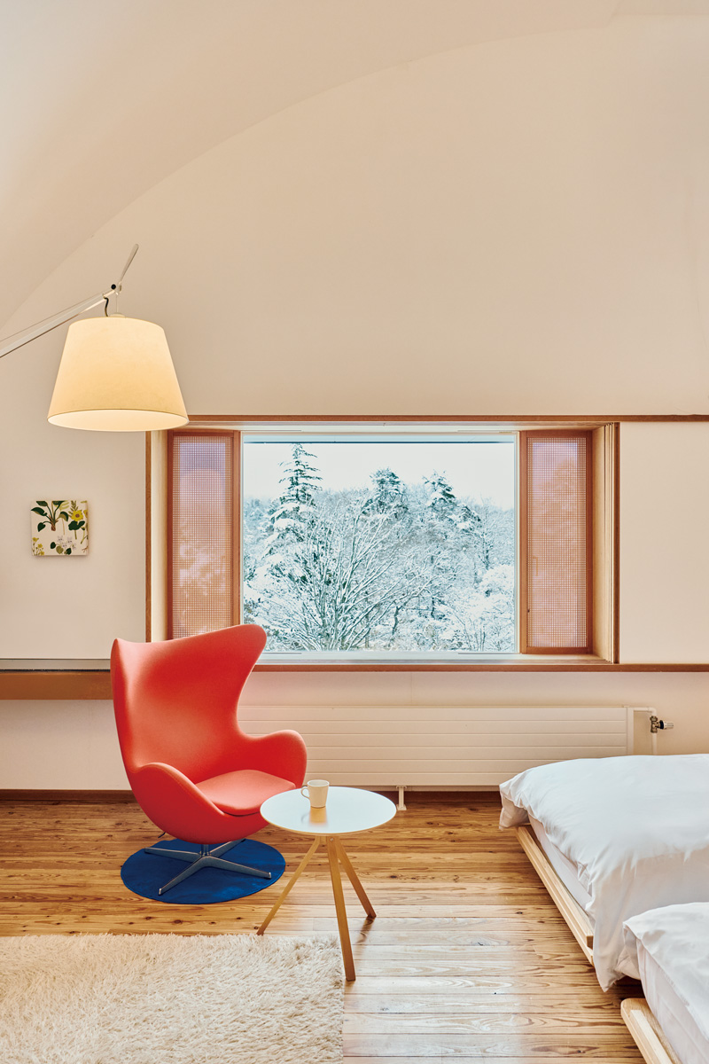 温かな北欧デザインと標高800mの大自然。外も内も眺めのいい森のホテル。〈ホテリ・アアルト〉