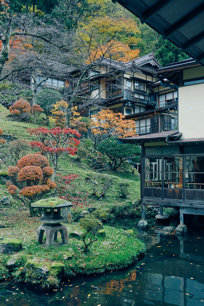 美しい木造建築に触れ、自家源泉かけ流しの湯に浸る。会津藩ゆかりの温泉宿へ。〈向瀧〉