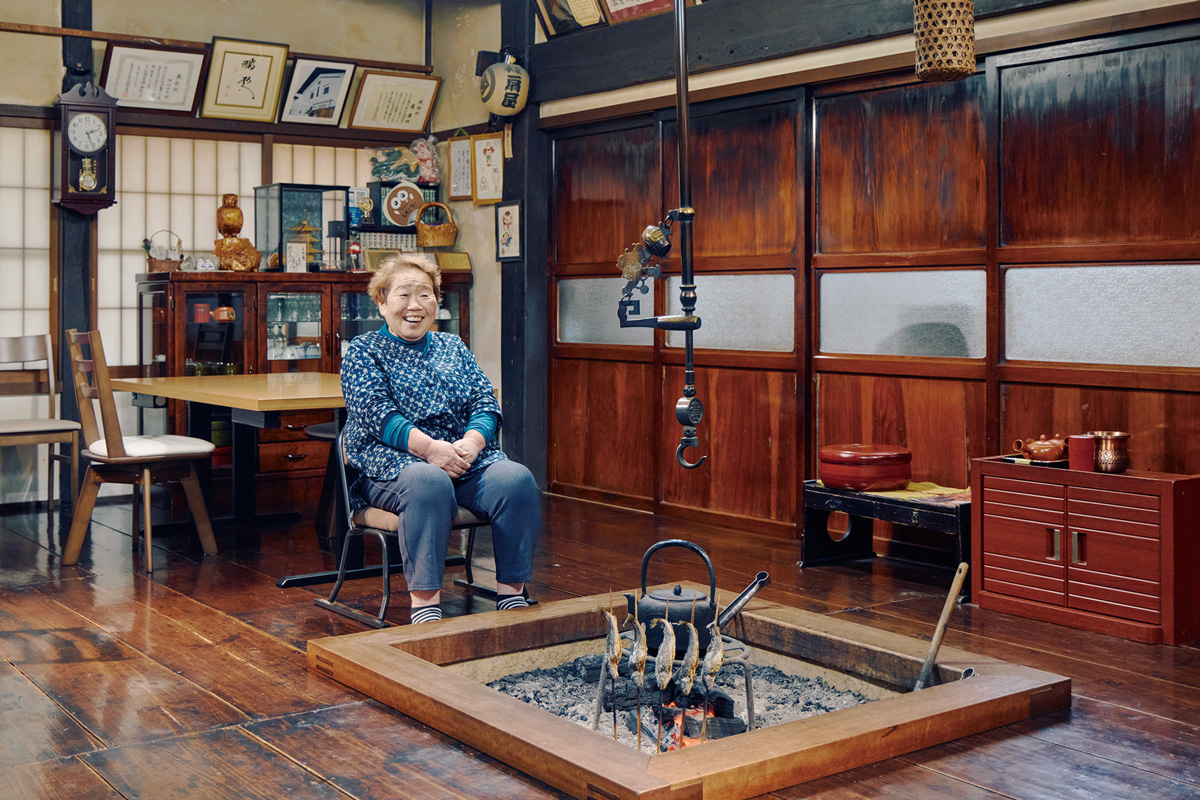 女将の笑顔に会いたくて。江戸期の趣残る大内宿で築300年の蔵に泊まる。〈本家扇屋〉