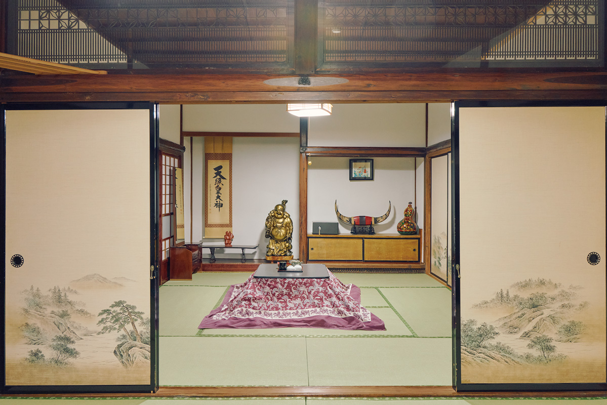 女将の笑顔に会いたくて。江戸期の趣残る大内宿で築300年の蔵に泊まる。〈本家扇屋〉