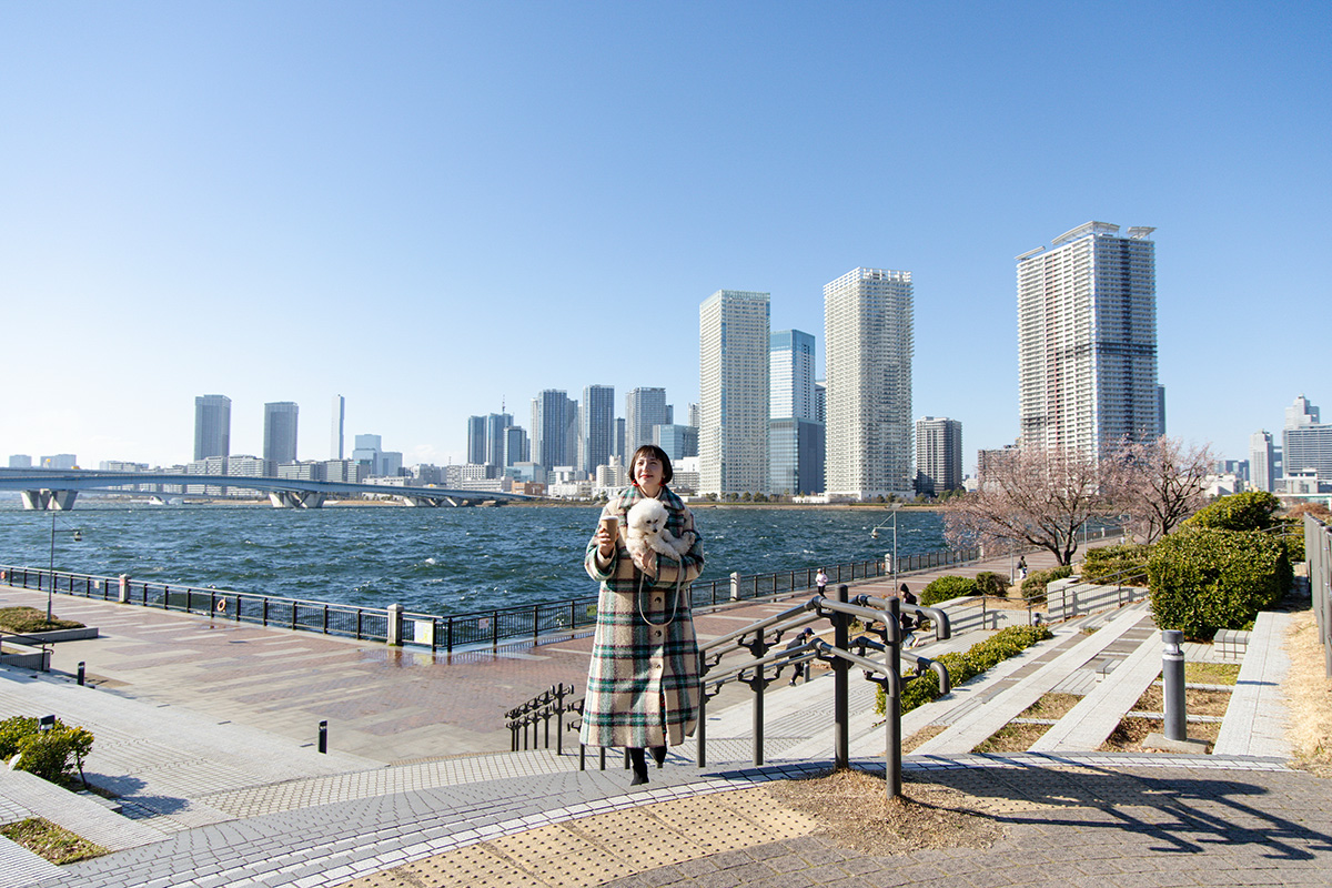 春海橋公園を犬と散歩する女性
