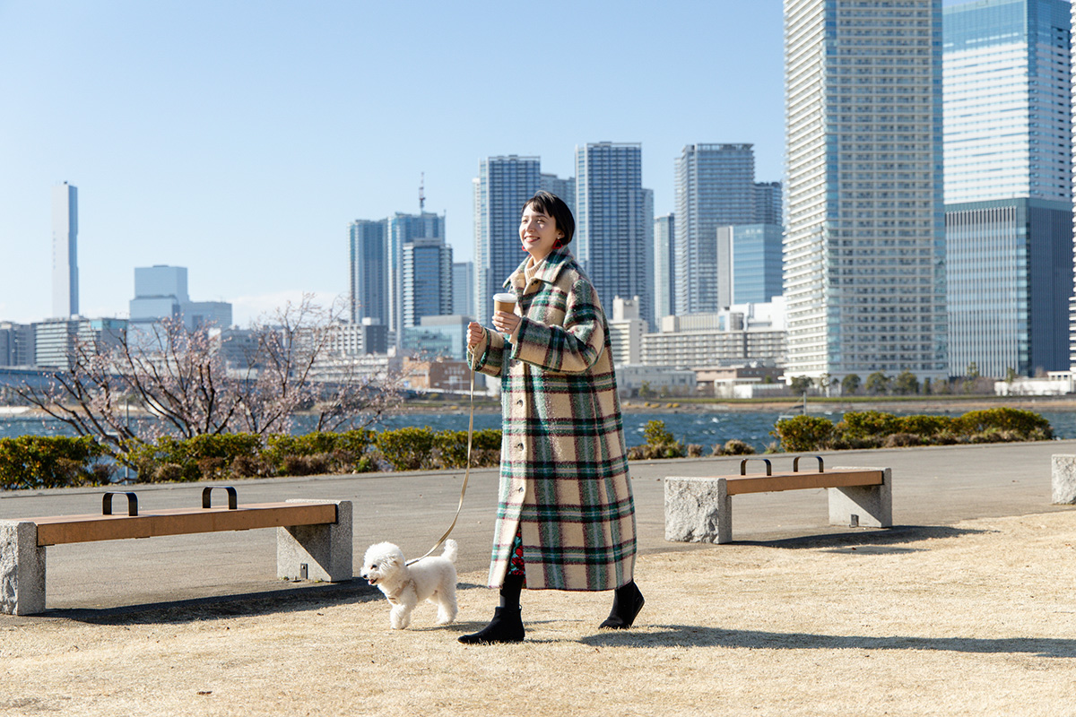 豊洲公園を犬と散歩する女性