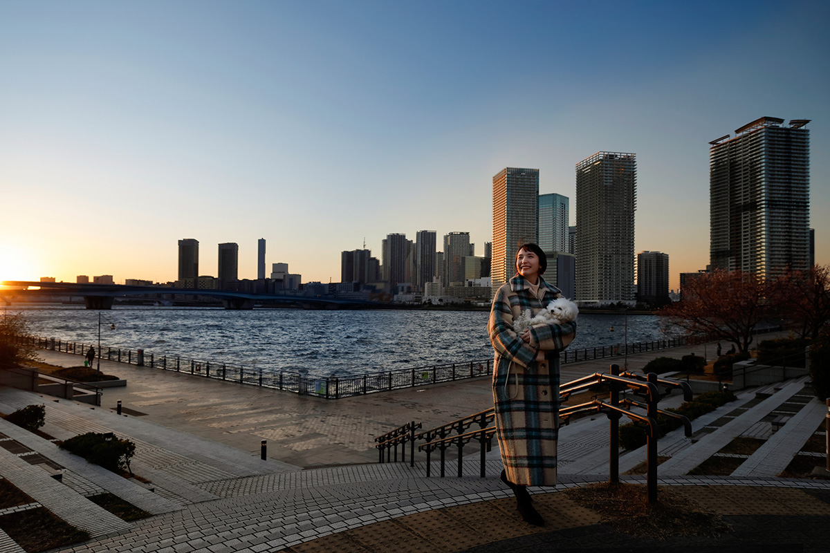 春海橋公園を犬と散歩する女性