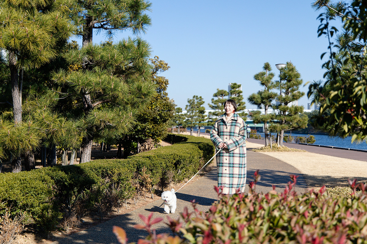 豊洲ぐるり公園で犬と散歩させる女性