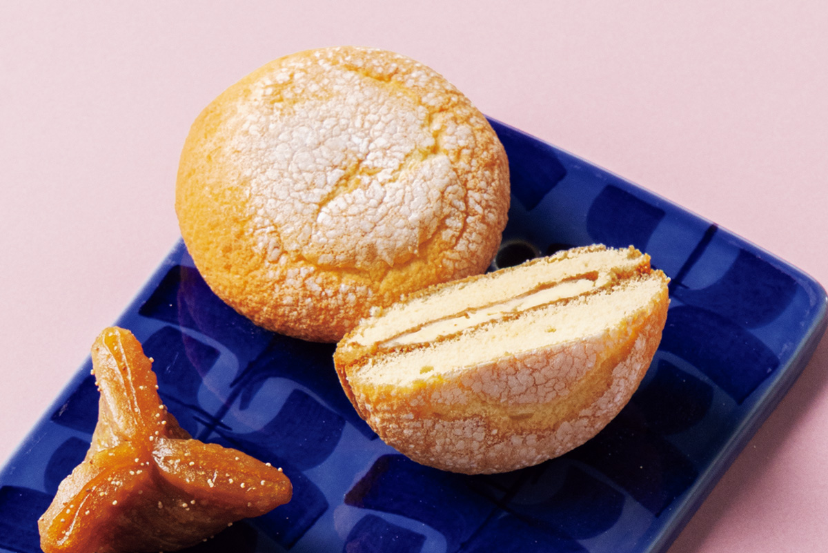 角切りのチーズが、ふんわり食感のアクセントに。〈お菓子の蔵 太郎庵 会津総本店〉の「会津の天神さま」