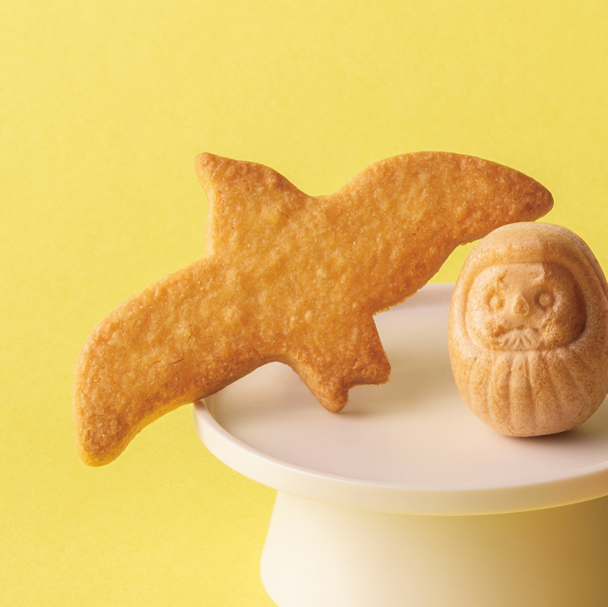 海風を思い出させる悠々とした姿の一枚。〈ウミネコ商店〉の「ウミネコ型 クッキー」