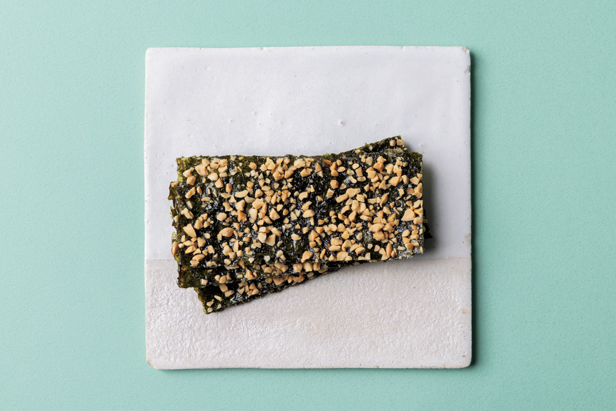 カリカリのピーナッツとパリパリとしたのりのメリハリ感。〈東北水産加工業協同組合〉の「のりピー」