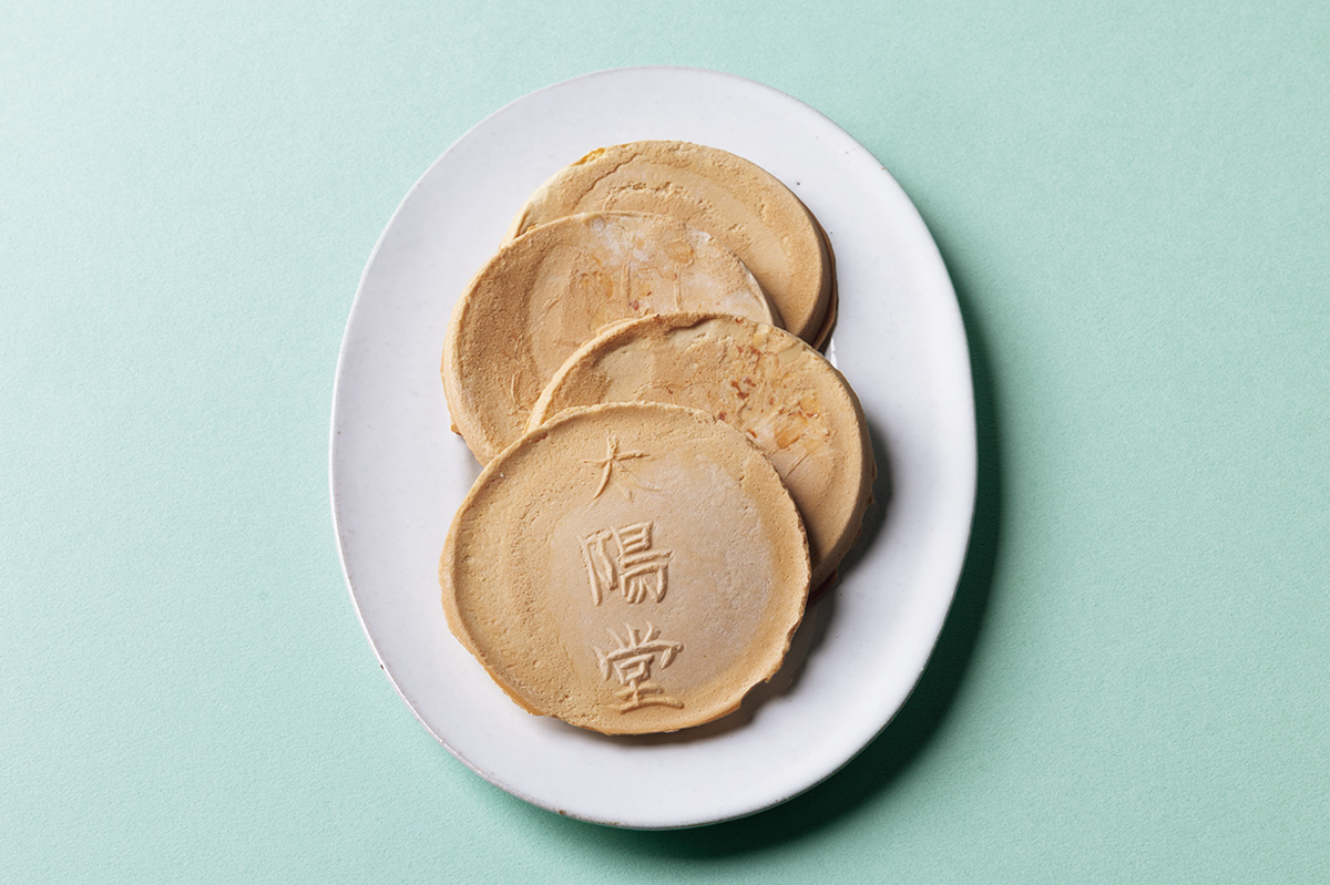 噛むたびに深くなる、小麦と落花生の風味。〈太陽堂むぎせんべい本舗〉の「太陽堂のむぎせんべい」