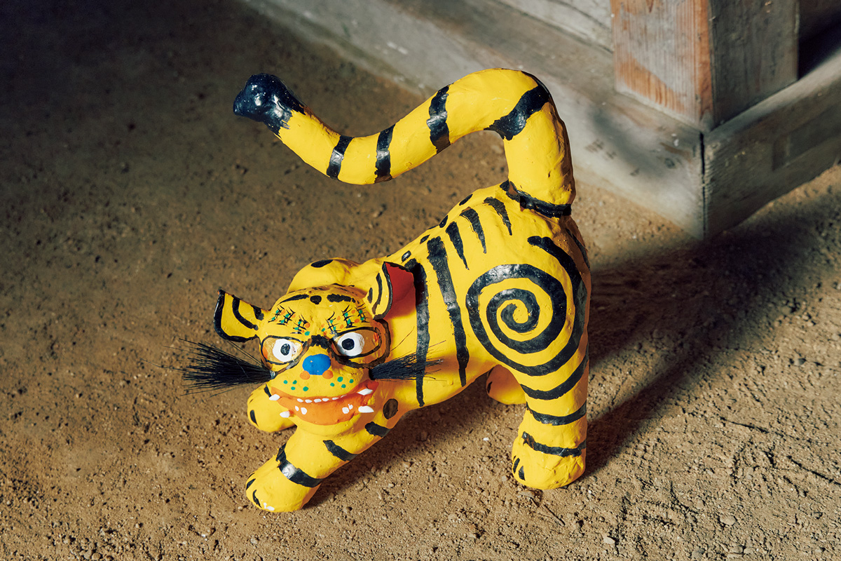 懐かしい古民家で出合ったのは、思わず笑みがこぼれる素朴な手仕事。〈橋本広司民芸〉の「三春張り子」