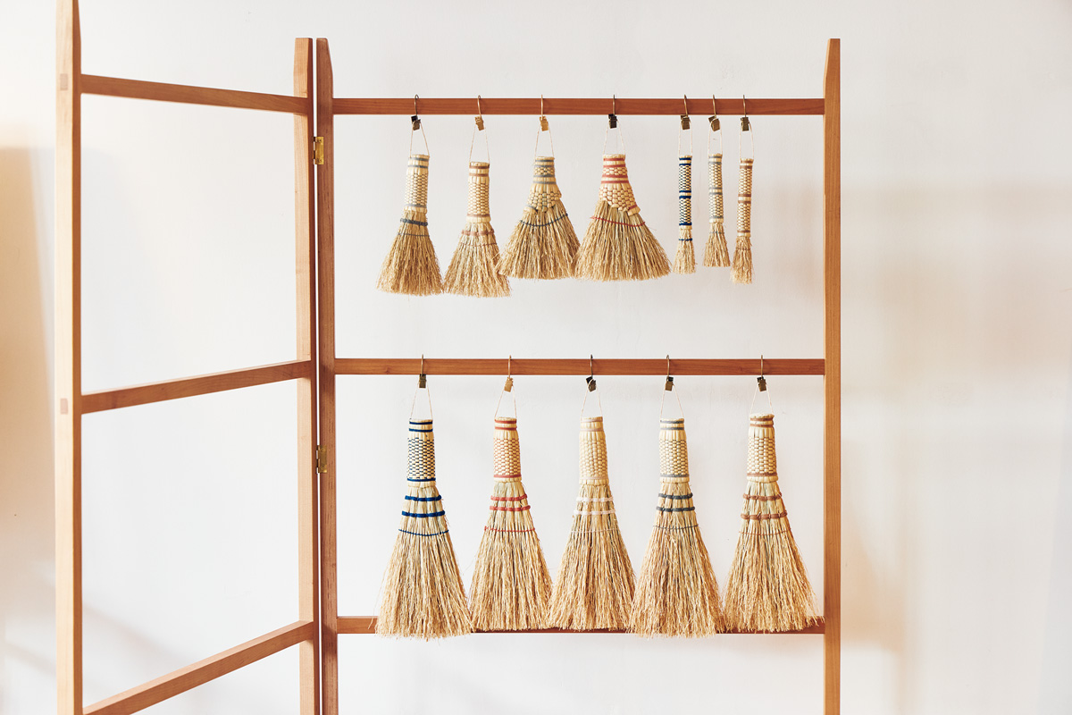 種から育てたホウキグサで編み上げる。糸の色もかわいいミニぼうき。〈ぬん|おやまかな〉の「ほうき」