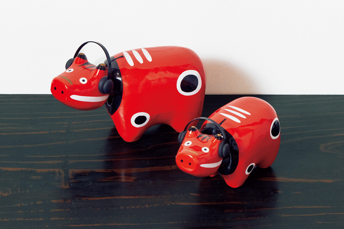 ベコベコと頭を揺らす姿が愛くるしい、会津張り子の郷土玩具。〈野沢民芸〉の「赤べこ」