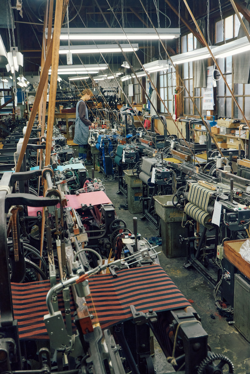 会津の厳しい風土が育んだ木綿布を、モダンで身近なアイテムに。〈HARAPPA〉の「会津木綿」 織機